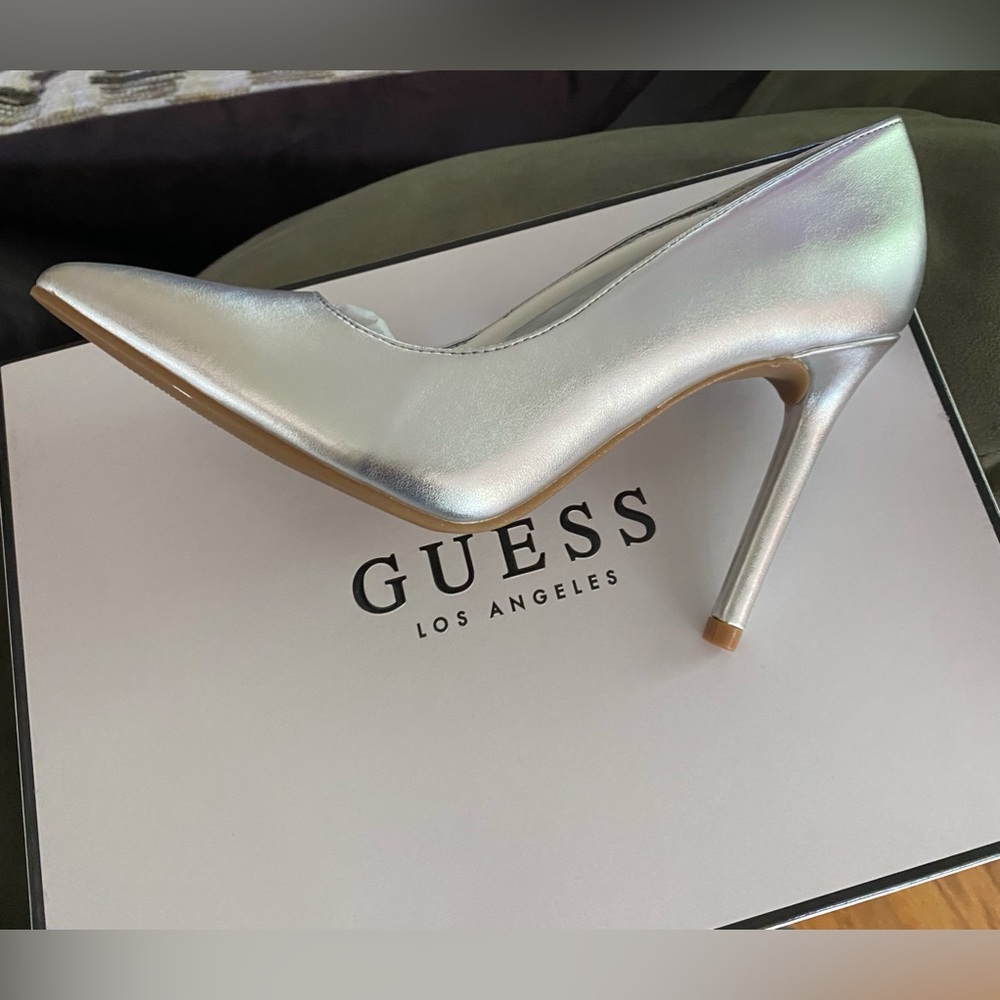 GUESS Metallic Pumps